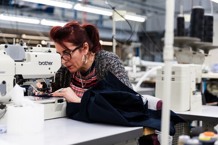 Produção de vestuário para marcas de moda numa fábrica têxtil portuguesa.