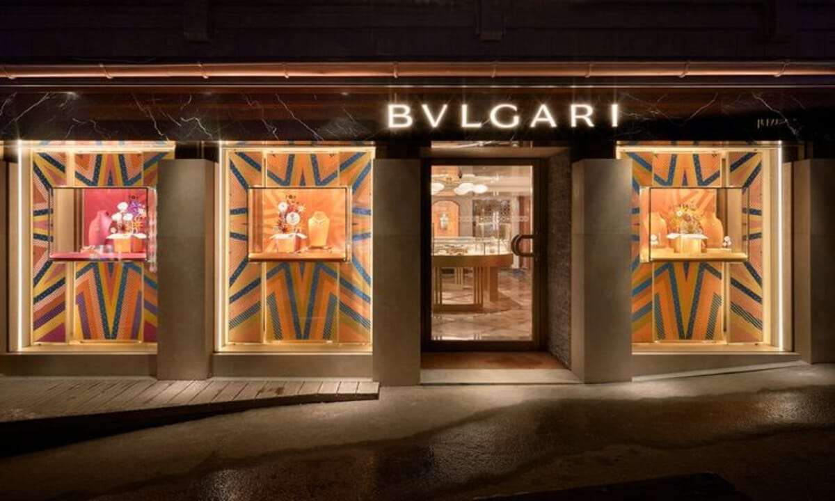 Boutique Bvlgari em Courchevel 1850 com jewelry e watches de luxo italiano representando a divisão Watches & Jewelry da LVMH.