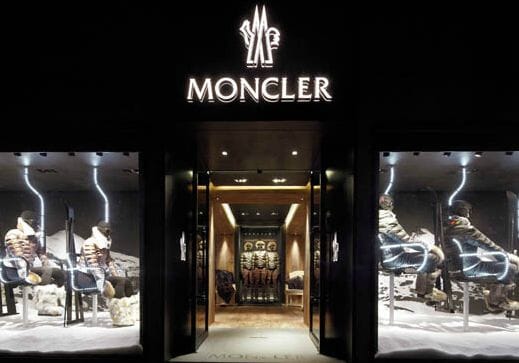 Loja Moncler em Tokyo com design de interiores por Gilles & Boissier, representando o posicionamento retail luxury urbano da marca de outerwear técnico.