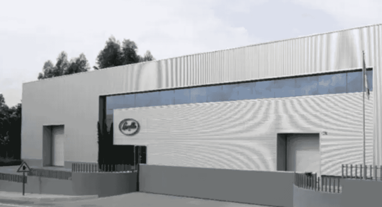 Fábrica de Tecidos do Carvalho, fundada em 1925 em Lordelo, Guimarães, referência em toalhas felpudas premium.