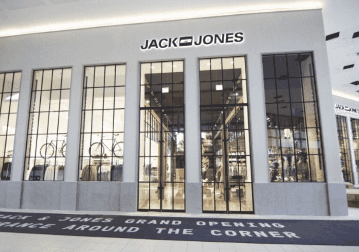 Logo e identidade visual da Jack & Jones, marca dinamarquesa de menswear e denim fundada em 1991, parte do Bestseller Group com receita agregada estimada acima de €1,10 mil milhões.