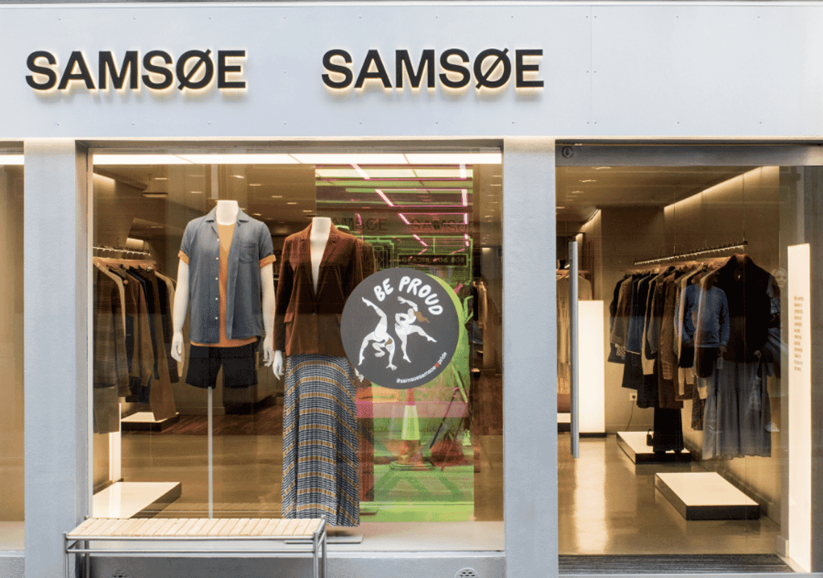 Logo e identidade visual da Samsøe Samsøe, marca dinamarquesa contemporary fundada em 1993 em Copenhaga, com €135,8 milhões em receita e presença em 30+ mercados internacionais.