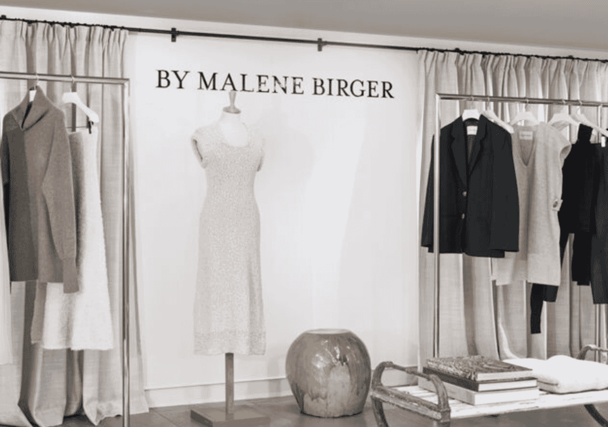 Logo e identidade visual da By Malene Birger, marca dinamarquesa de luxo acessível womenswear fundada em 2003 em Copenhaga com €16,8 milhões em receita e presença em 40+ mercados.