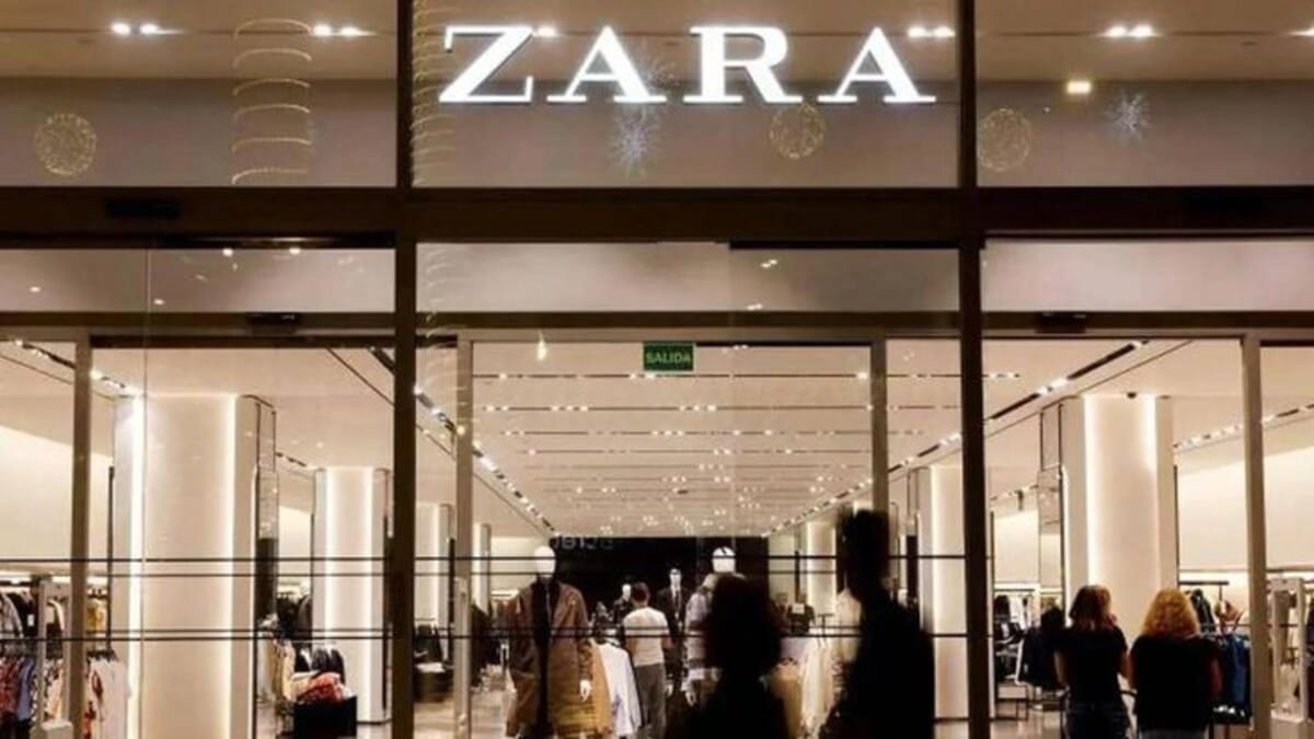 Centro logístico Inditex em Arteixo, A Coruña, com contentores e camiões preparados para distribuição fast fashion pan-europeia em 2026.