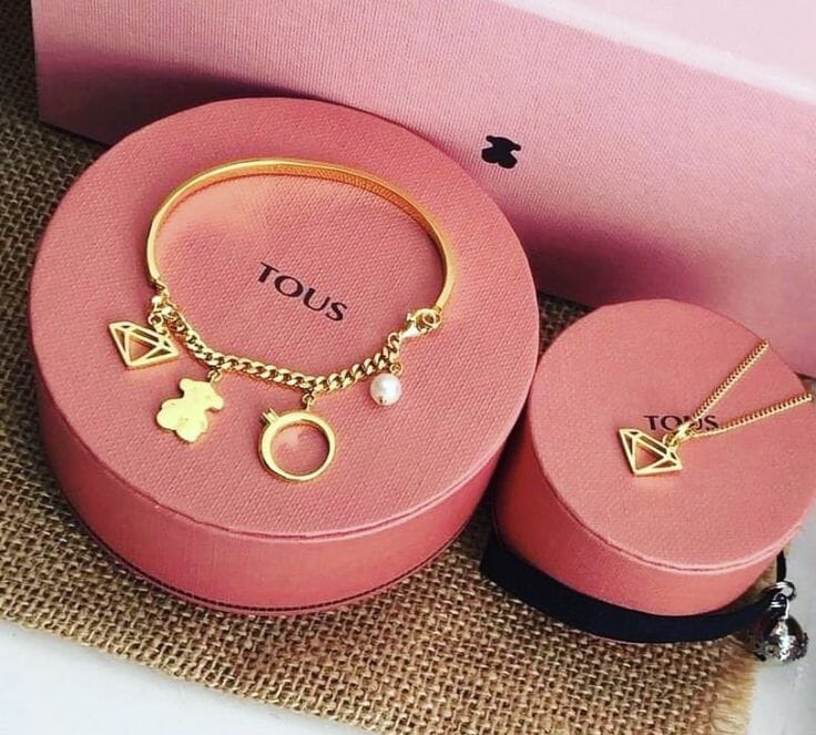 Tous: conjunto de joalharia catalã com o urso icónico como símbolo.