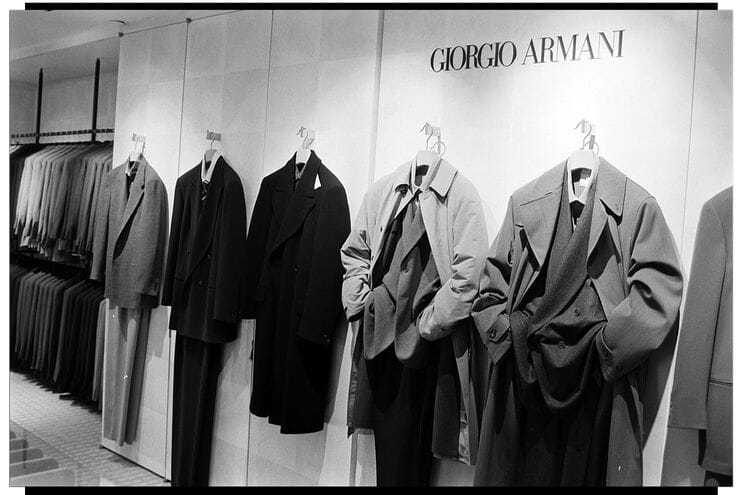 Editorial Giorgio Armani com tailoring desconstruído representativo da linguagem clássica que definiu o luxury RTW italiano desde 1975.