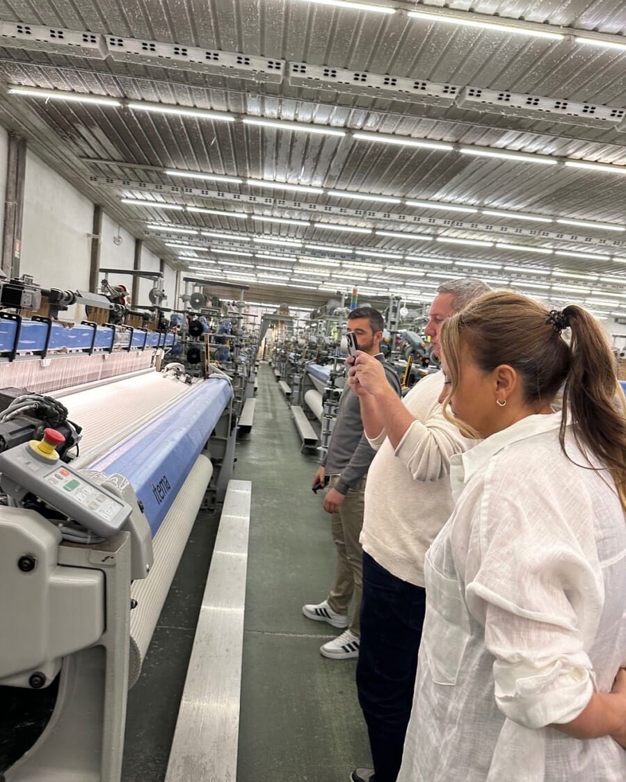 Visita a uma sala de tecelagem com teares em produção