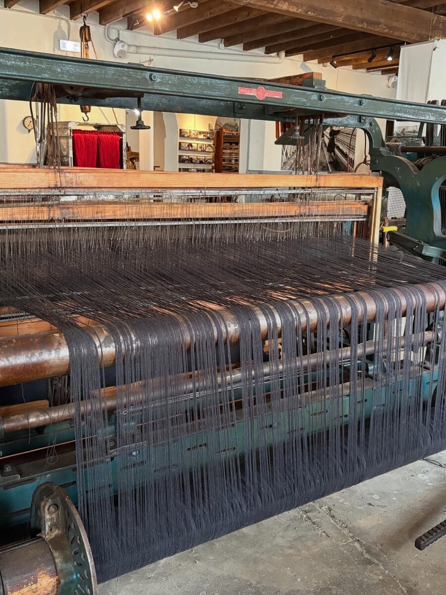 Weaving loom with a dark warp in a mill