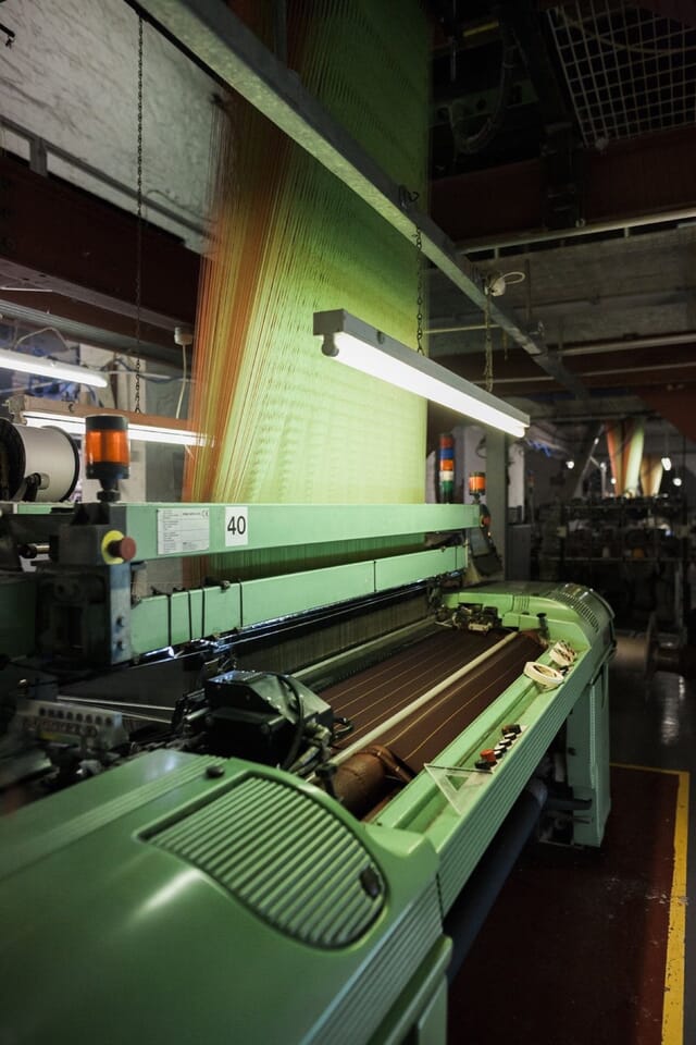 Tear jacquard verde em funcionamento