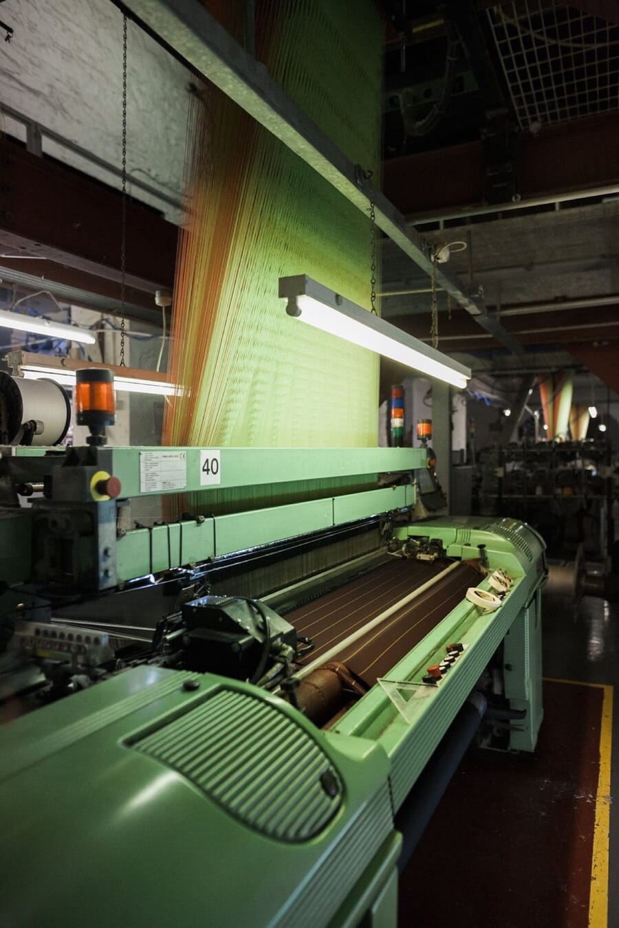 Tear jacquard verde em funcionamento