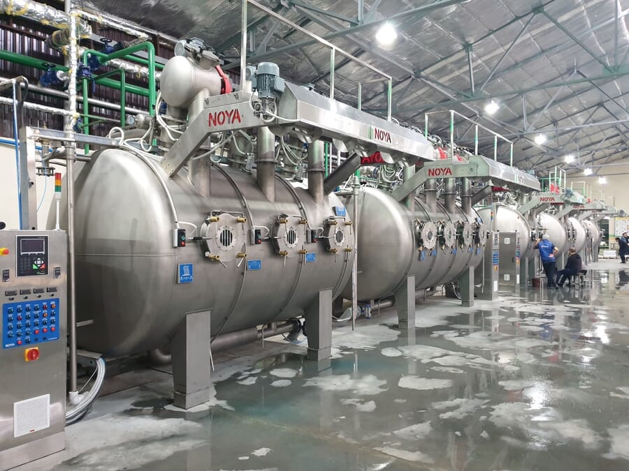 Pressurised dyeing machines