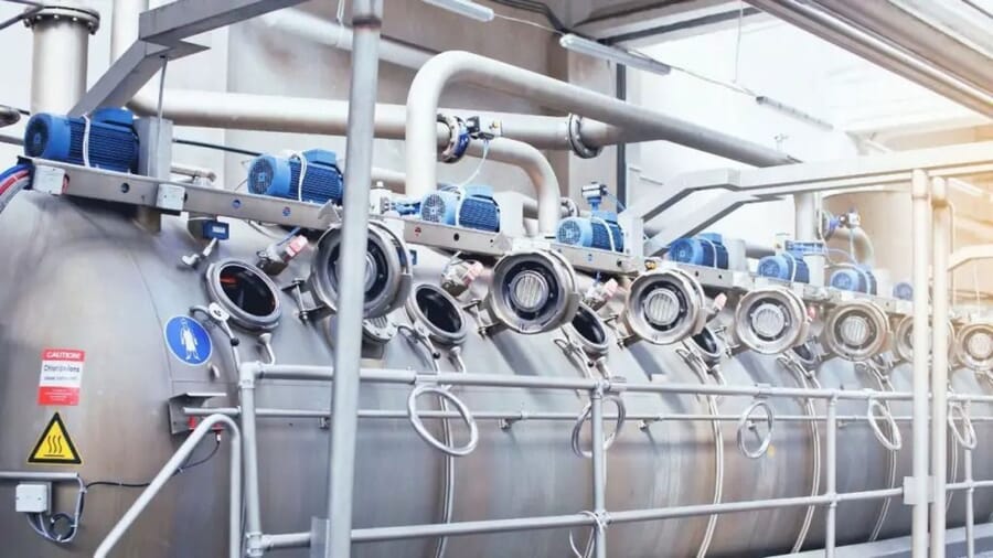 Fila de m&aacute;quinas industriais de tingimento em a&ccedil;o inox