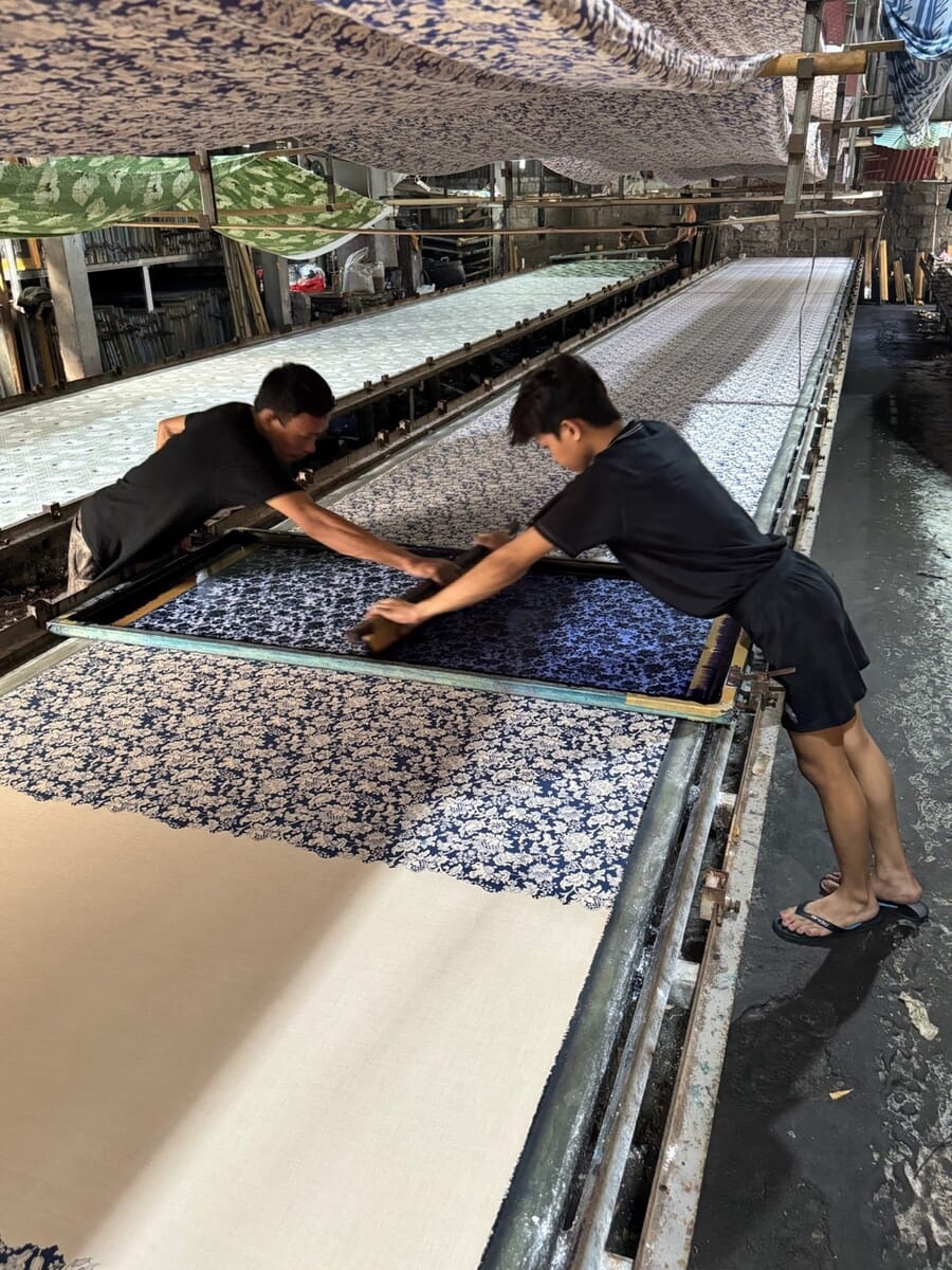 Estampagem à mão numa mesa comprida