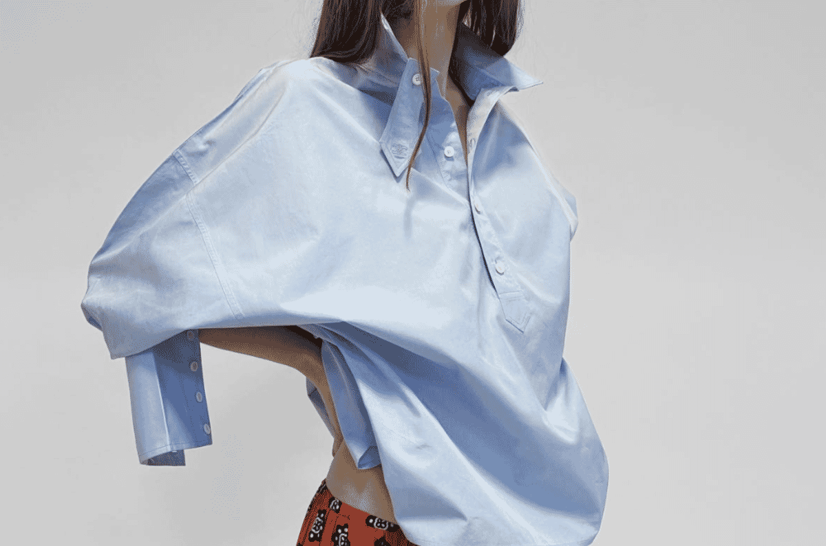 Soft, lightweight cotton chambray fabric with a heathered plain-weave surface, showing its casual breathable hand suited to summer shirts and workshirts.