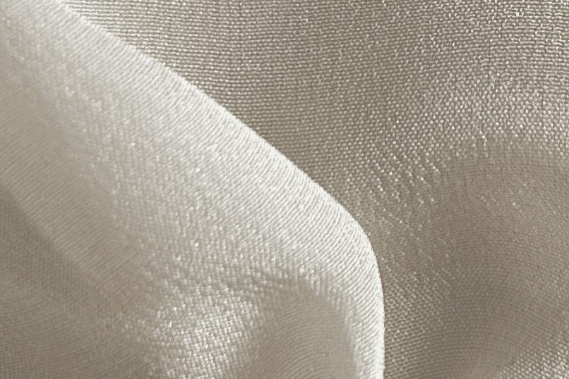 Crepe de chine de seda com textura crepe subtil, usado em blusas e vestidos fluidos.