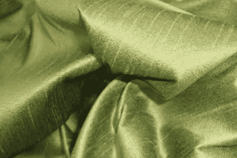Shantung de seda com fio irregular leve, usado em fatos de noite e vestidos formais.