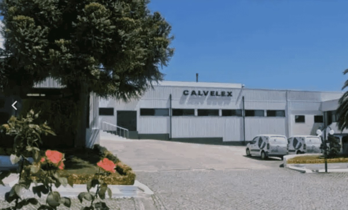 Instalações fabris da Calvelex em Ronfe, Guimarães, confecção de jersey knit basics.