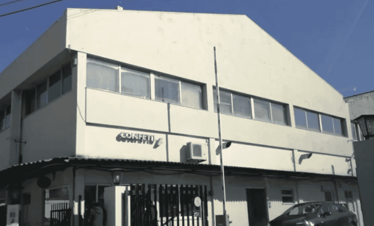 Linha de produção Confetil no Vale do Ave: confecção plana mid-tier em jersey e felpa.