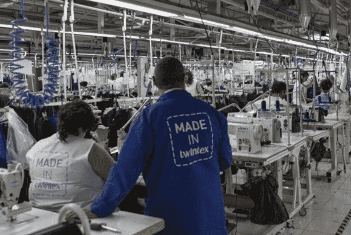 Tecelagem e confecção Twintex no Vale do Ave: fabric popelina e linho para camisaria e womenswear.