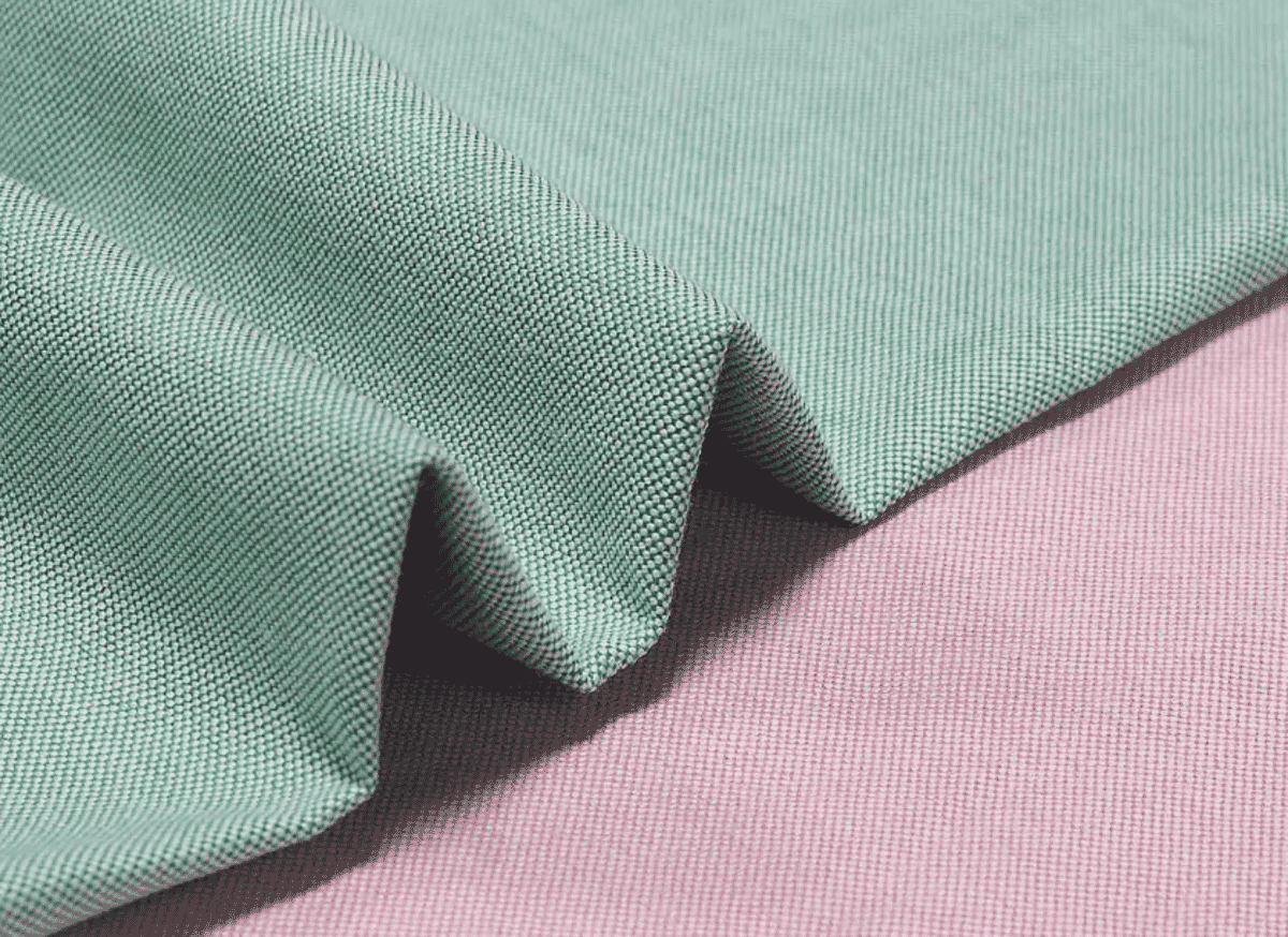 Amostra de plain oxford com textura basket weave 2x2 visível, usada em camisaria heritage semi-formal