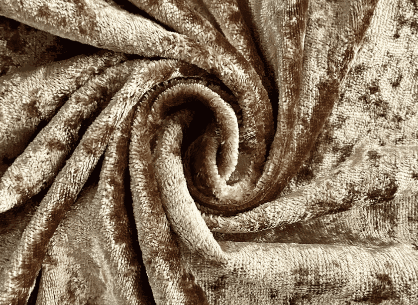 Amostra de rayon velvet com brilho moderado, usada em evening wear acessível