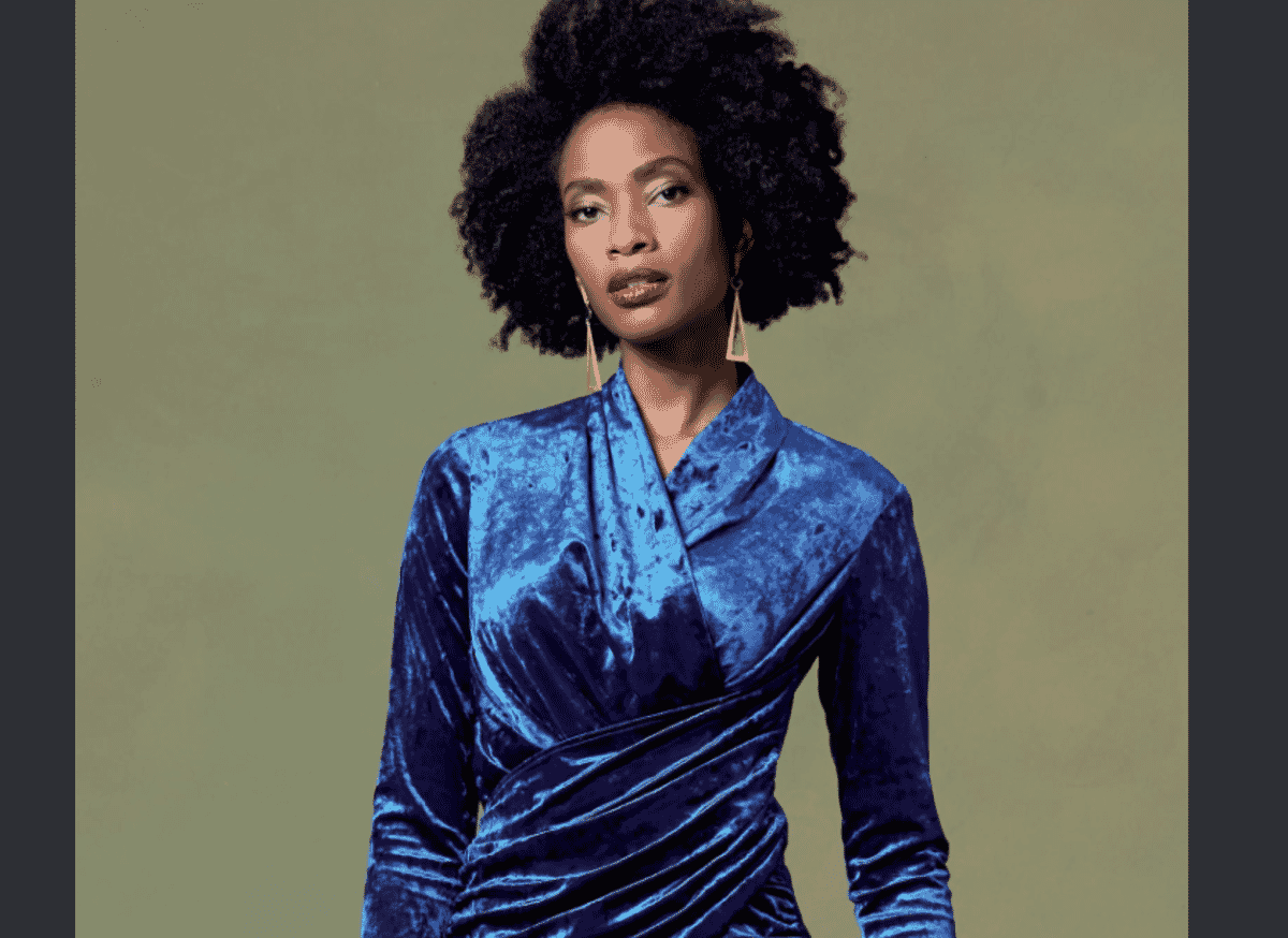 Amostra de crushed velvet com textura irregular e superfície quebrada, usada em evening wear contemporary